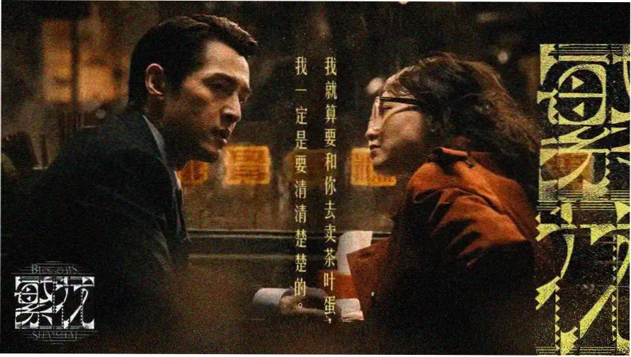 沙漠公路旁的路牌与黄昏天空